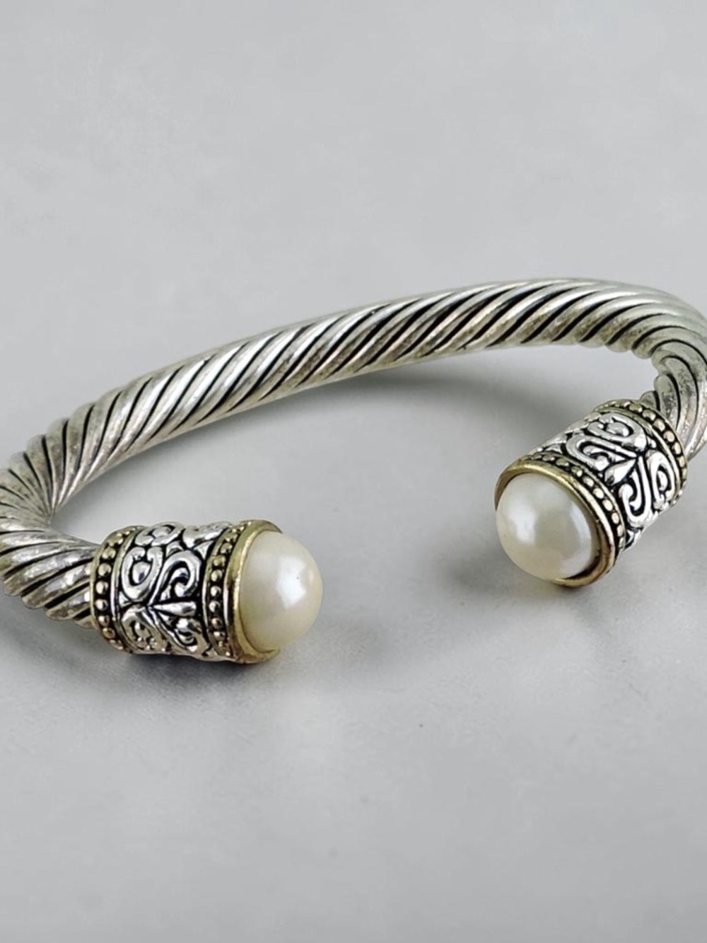 VNTG ESTATE Silver Gold Tone Faux Pearl Twisted Cable Wire Beaded Cuff Bracelet
